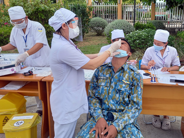 Trung đoàn 591 triển khai nhà bạt dã chiến hỗ trợ công tác phòng, chống dịch COVID-19 của Bệnh viện Đa khoa TP Cam Ranh