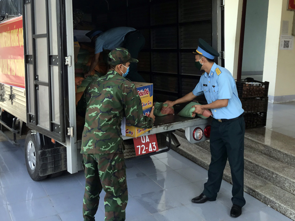 Trung đoàn 937 chia sẻ khó khăn với nhân dân chịu ảnh hưởng của dịch COVID-19 trên địa bàn tỉnh Ninh Thuận