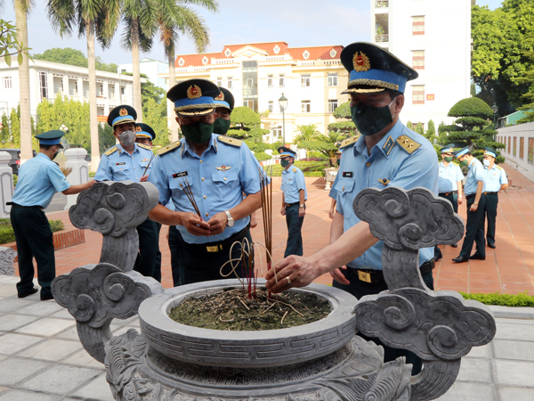 Quân chủng Phòng không - Không quân dâng hương tưởng niệm Chủ tịch Hồ Chí Minh và các anh hùng, liệt sĩ nhân kỷ niệm 74 năm Ngày Thương binh - Liệt sĩ