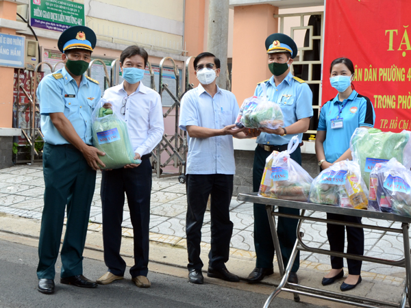 Sư đoàn 370 trao quà hỗ trợ nhân dân trên địa bàn TP Hồ Chí Minh chịu ảnh hưởng của dịch COVID-19