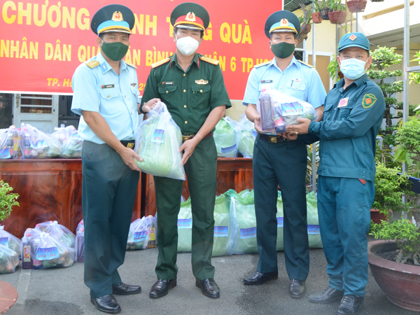 Sư đoàn 370 trao quà hỗ trợ nhân dân trên địa bàn TP Hồ Chí Minh chịu ảnh hưởng của dịch COVID-19