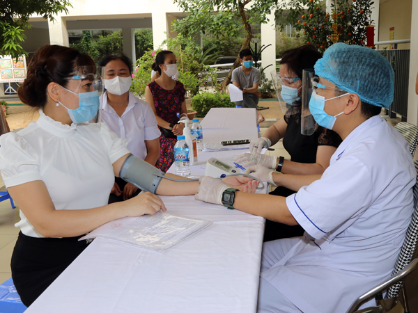 Quân chủng Phòng không - Không quân hỗ trợ Trung tâm Y tế quận Thanh Xuân, TP Hà Nội tổ chức tiêm vắc xin phòng, chống dịch COVID-19 cho nhân dân