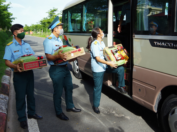 Trung đoàn 917 trao quà hỗ trợ nhân dân TP Cần Thơ chịu ảnh hưởng dịch COVID-19