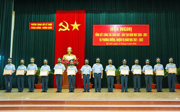 Trường Trung cấp Kỹ thuật Phòng không - Không quân tổng kết công tác giáo dục, đào tạo năm học 2020-2021