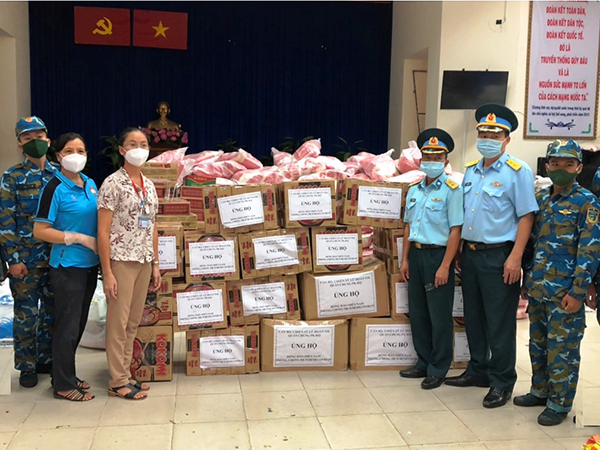 Lữ đoàn 918 hỗ trợ nhân dân quận Tân Bình, TP Hồ Chí Minh vật tư phòng dịch và nhu yếu phẩm