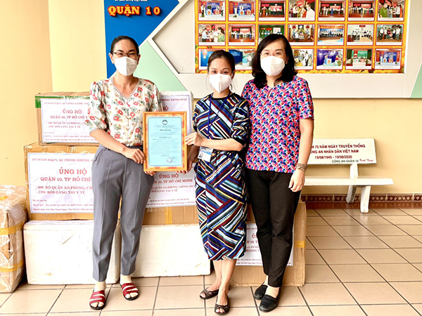 Sư đoàn Không quân 371 gửi hàng hóa hỗ trợ chính quyền và nhân dân Quận 10, TP Hồ Chí Minh