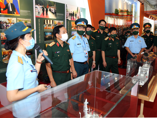 Trung tướng Trịnh Văn Quyết - Phó Chủ nhiệm Tổng cục Chính trị kiểm tra công tác trưng bày triển lãm tại Army Games năm 2021
