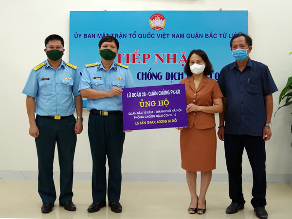 Lữ đoàn Công binh 28 hỗ trợ nhân dân quận Bắc Từ Liêm, TP Hà Nội bị ảnh hưởng của dịch COVID-19