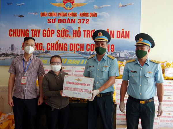 Sư đoàn 372 hỗ trợ nhân dân trên địa bàn TP Đà Nẵng gặp khó khăn do ảnh hưởng của dịch COVID-19