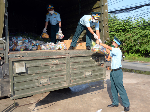 Sư đoàn 367 hỗ trợ nhu yếu phẩm cho nhân dân huyện Bình Chánh, Tp Hồ Chí Minh bị ảnh hưởng của dịch COVID-19