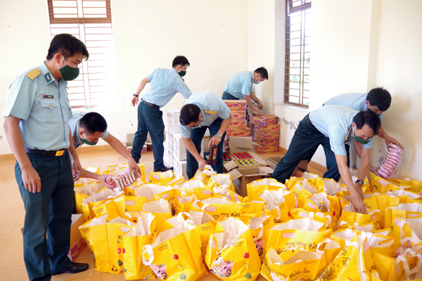 Sư đoàn 372 tiếp tục hỗ trợ nhân dân có hoàn cảnh khó khăn do ảnh hưởng của dịch COVID-19 trên địa bàn TP Đà Nẵng