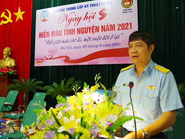 Gần 500 cán bộ, học viên Trường Trung cấp Kỹ thuật PK-KQ tham gia hiến máu tình nguyện năm 2021