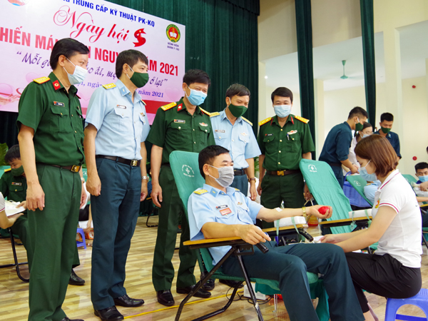 Gần 500 cán bộ, học viên Trường Trung cấp Kỹ thuật PK-KQ tham gia hiến máu tình nguyện năm 2021