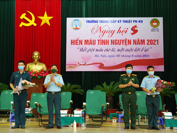 Gần 500 cán bộ, học viên Trường Trung cấp Kỹ thuật PK-KQ tham gia hiến máu tình nguyện năm 2021