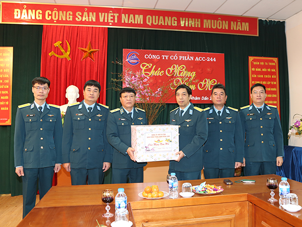 Thiếu tướng Phạm Văn Tính - Phó Tư lệnh Quân chủng PK-KQ chúc Tết Tổng công ty ACC và Công ty ADCC