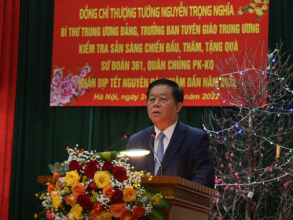 Đồng chí Nguyễn Trọng Nghĩa - Trưởng Ban Tuyên giáo Trung ương thăm và chúc Tết cán bộ, chiến sĩ Sư đoàn 361