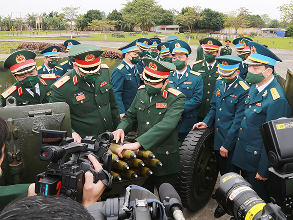 Thượng tướng Nguyễn Tân Cương kiểm tra sẵn sàng chiến đấu Trung đoàn 280