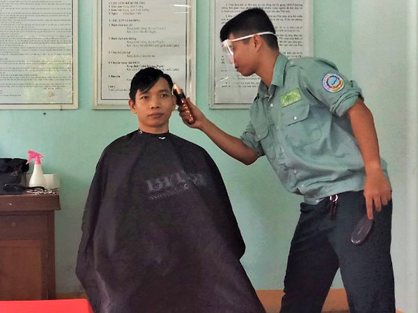 Tổ cắt tóc miễn phí ở Nhà máy A32