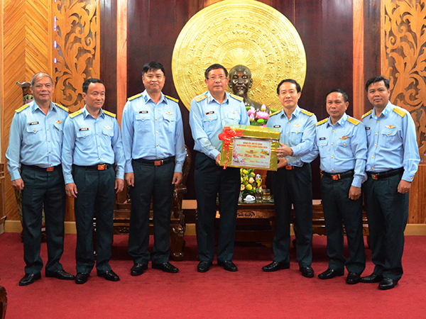Thượng tướng Lê Huy Vịnh - Thứ trưởng Bộ Quốc phòng thăm, chúc Tết các đơn vị của Quân chủng Phòng không - Không quân tại miền Trung