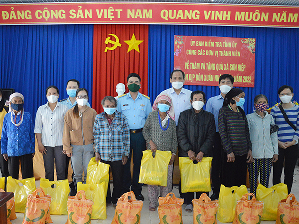 Trường Sĩ quan Không quân trao quà Tết cho nhân dân tỉnh Khánh Hòa