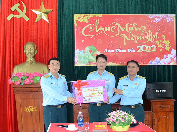 Quân chủng Phòng không - Không quân kiểm tra sẵn sàng chiến đấu và chúc Tết các đơn vị khu vực miền Trung