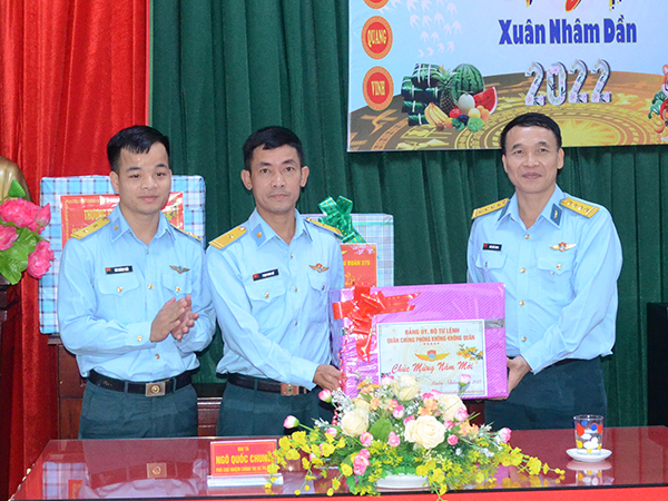 Quân chủng Phòng không - Không quân kiểm tra sẵn sàng chiến đấu và chúc Tết các đơn vị khu vực miền Trung
