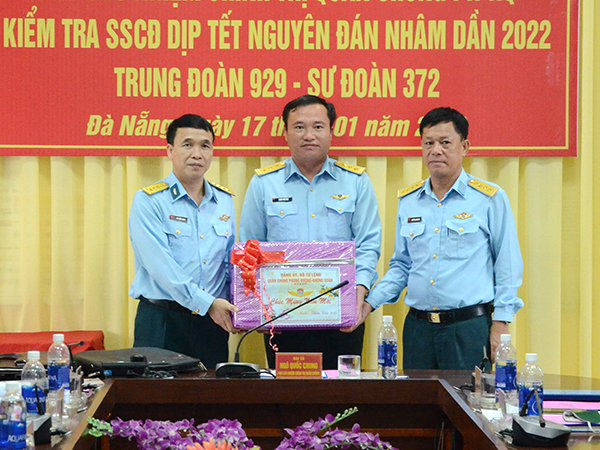 Quân chủng Phòng không - Không quân kiểm tra sẵn sàng chiến đấu và chúc Tết các đơn vị khu vực miền Trung