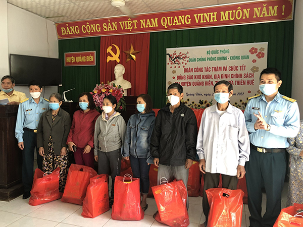 Quân chủng Phòng không-Không quân thăm hỏi và tặng 800 phần quà đến các gia đình khó khăn, chính sách tại tỉnh Thừa Thiên - Huế