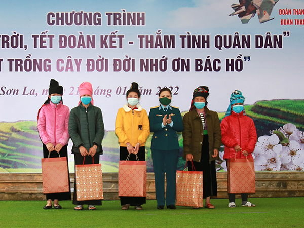 Quân chủng Phòng không - Không quân tổ chức Chương trình “Xuân canh trời, Tết đoàn kết - thắm tình quân dân”