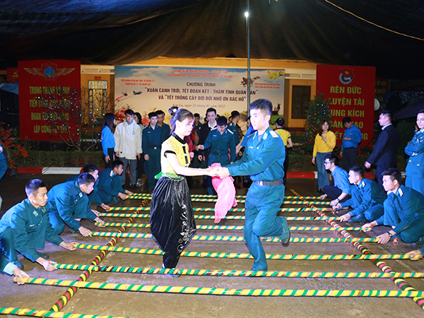 Quân chủng Phòng không - Không quân tổ chức Chương trình “Xuân canh trời, Tết đoàn kết - thắm tình quân dân”