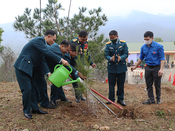 Sư đoàn 365 tổ chức Chương trình “Xuân canh trời - Tết biên cương - Thắm tình quân dân”