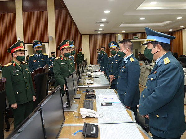 Thượng tướng Hoàng Xuân Chiến - Thứ trưởng Bộ Quốc phòng thăm, kiểm tra Quân chủng Phòng không - Không quân