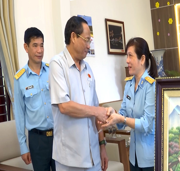Phó Chủ tịch Quốc hội Trần Quang Phương thăm, chúc Tết Sư đoàn 372 và Sư đoàn 375