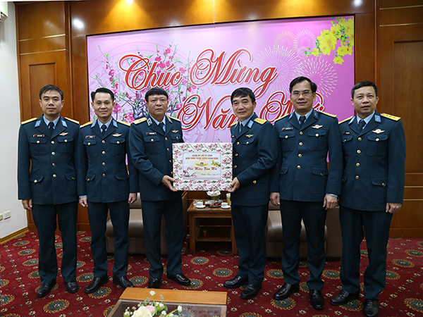 Thiếu tướng Phạm Văn Tính - Phó Tư lệnh Quân chủng PK-KQ chúc Tết Tổng công ty ACC và Công ty ADCC