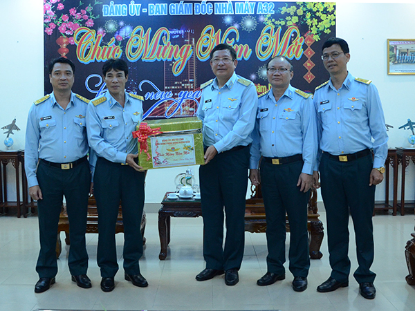 Nhiều phần quà Tết của Quân chủng Phòng không-Không quân tặng các bộ phận nhỏ lẻ và gia đình quân nhân có hoàn cảnh khó khăn