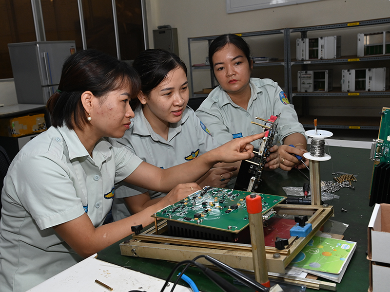 Những “bông hồng” ở Nhà máy Z119