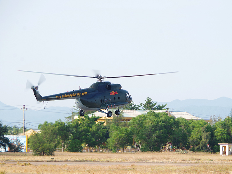 Trung đoàn 915 tổ chức thi tốt nghiệp quốc gia thực hành bay trên trực thăng Mi-8 cho học viên Khóa 46