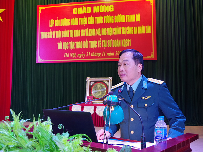 Đoàn công tác Học viện Chính trị Công an nhân dân tham quan, trao đổi thực tế tại Sư đoàn Không quân 371