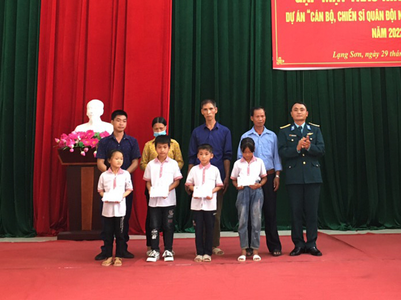 Trung đoàn 291 gặp mặt trao kinh phí hỗ trợ Dự án “Cán bộ, chiến sĩ Quân đội nâng bước em tới trường”
