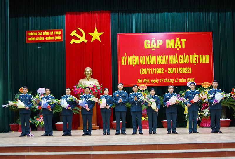Trường Cao đẳng Kỹ thuật Phòng không - Không quân gặp mặt kỷ niệm Ngày Nhà giáo Việt Nam 20-11