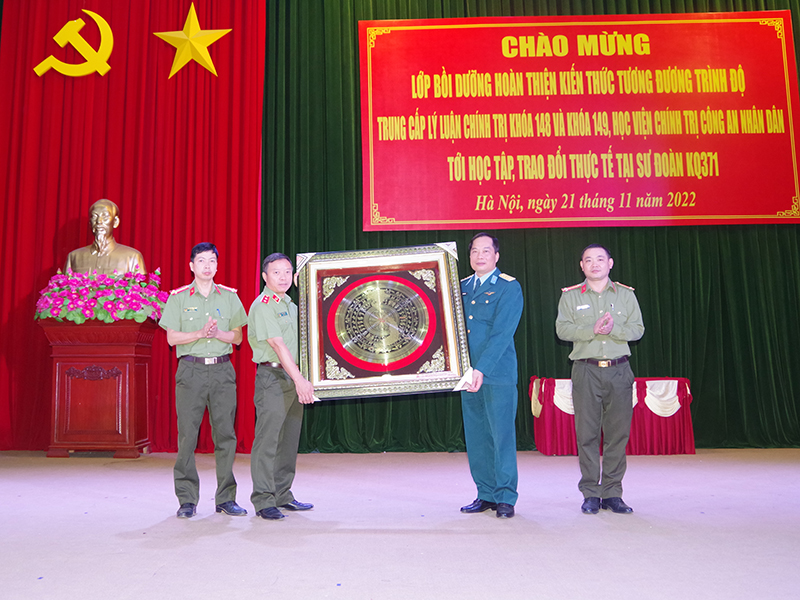 Đoàn công tác Học viện Chính trị Công an nhân dân tham quan, trao đổi thực tế tại Sư đoàn Không quân 371