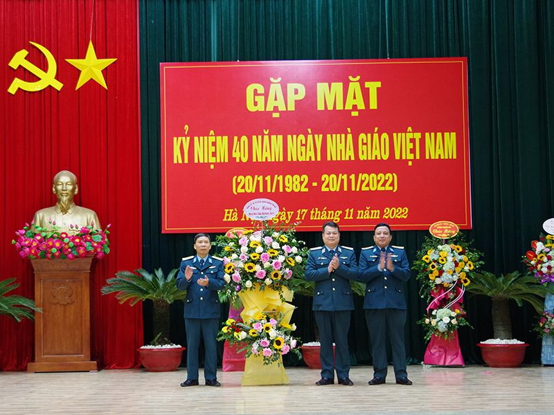 Trường Cao đẳng Kỹ thuật Phòng không - Không quân gặp mặt kỷ niệm Ngày Nhà giáo Việt Nam 20-11