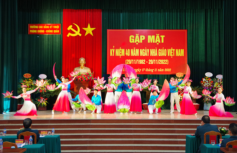 Trường Cao đẳng Kỹ thuật Phòng không - Không quân gặp mặt kỷ niệm Ngày Nhà giáo Việt Nam 20-11