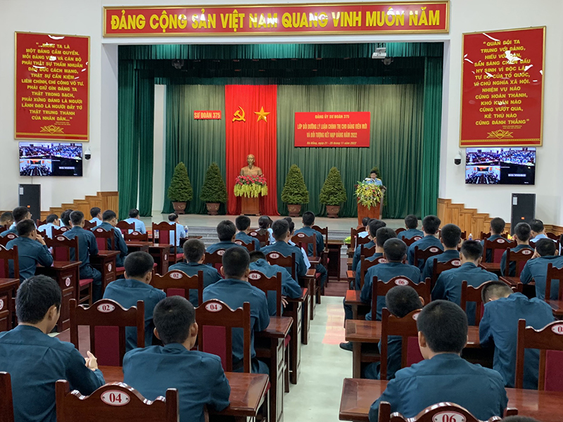 Đảng uỷ Sư đoàn 375 bồi dưỡng lý luận chính trị cho đảng viên mới và đối tượng kết nạp Đảng năm 2022