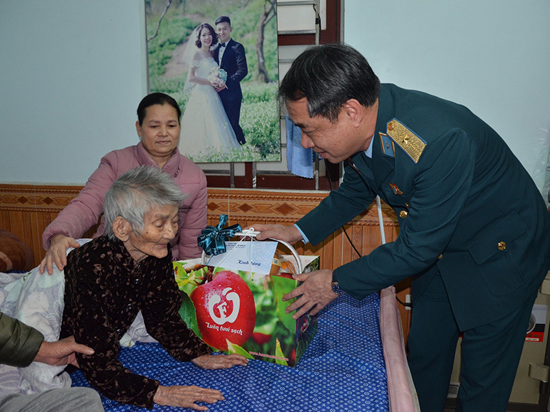 Quân chủng Phòng không - Không quân thăm, tặng quà các gia đình chính sách