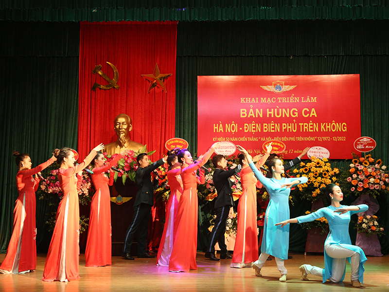 Khai mạc Triển lãm chuyên đề “Bản hùng ca Hà Nội - Điện Biên Phủ trên không”