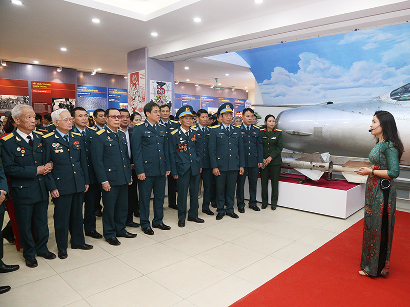 Khai mạc Triển lãm chuyên đề “Bản hùng ca Hà Nội - Điện Biên Phủ trên không”