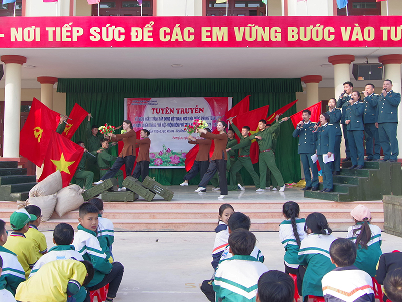 Sư đoàn 365 tổ chức tuyên truyền 50 năm Chiến thắng “Hà Nội - Điện Biên Phủ trên không” tại các trường học trên địa bàn đóng quân
