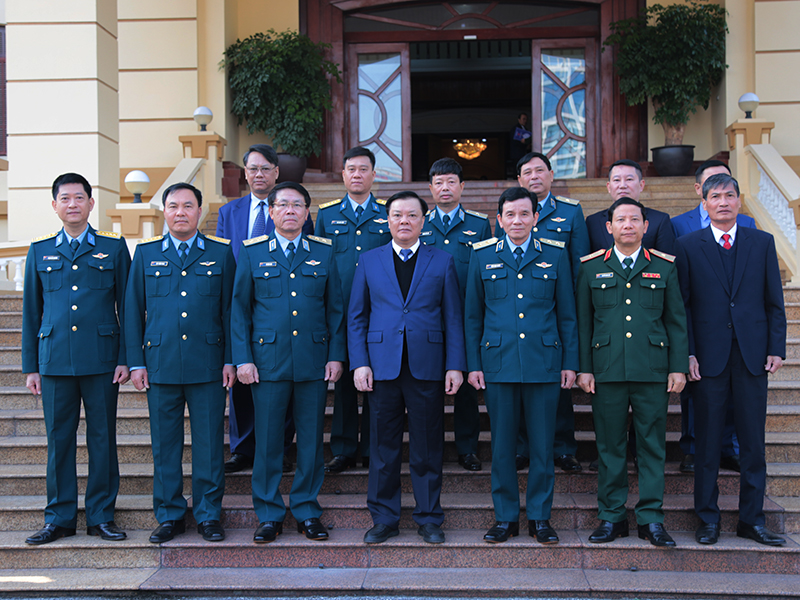 Bí thư Thành ủy Hà Nội Đinh Tiến Dũng thăm Quân chủng Phòng không - Không quân