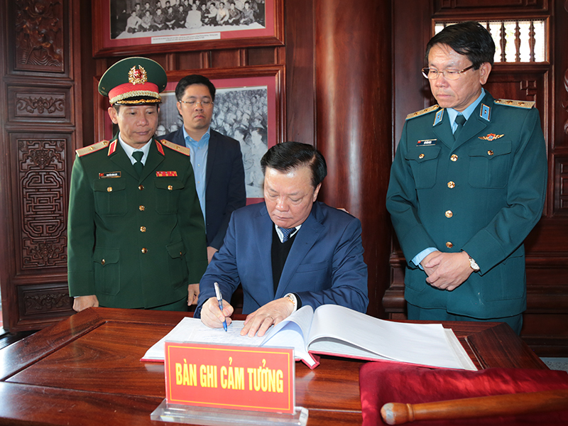 Bí thư Thành ủy Hà Nội Đinh Tiến Dũng thăm Quân chủng Phòng không - Không quân